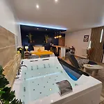 Escale Dans Un Cocon Privatif & Design, Petit Dejeuner Compris 3*